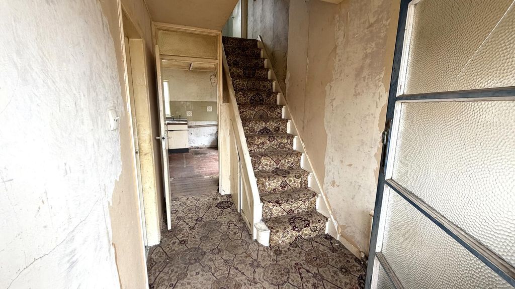 Property photo 2 of 16 Hallway
