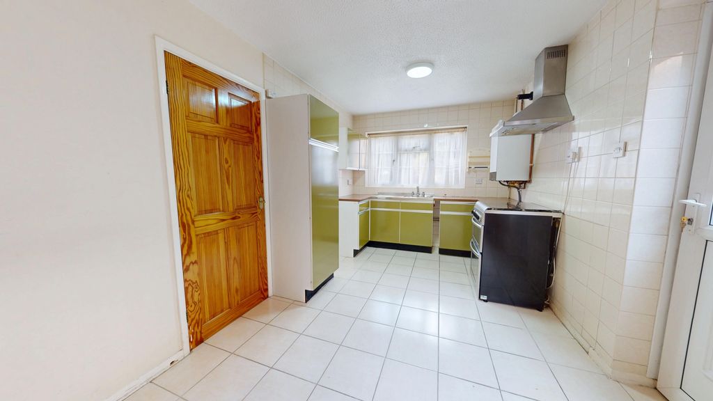 Property photo 2 of 14 Kitchen