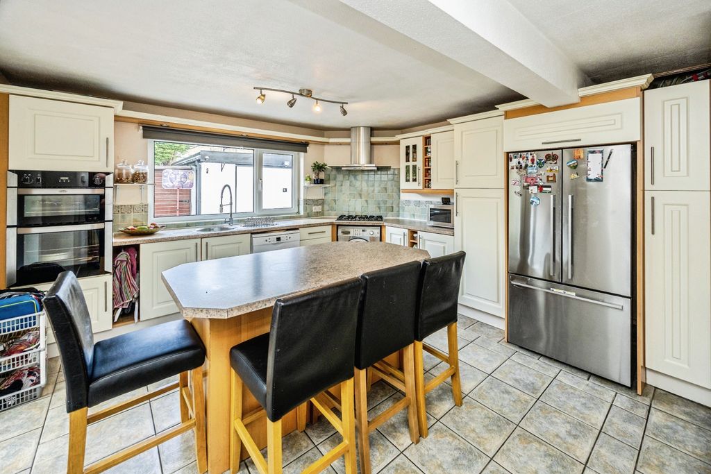 Property photo 3 of 18 Kitchen / Dining Area