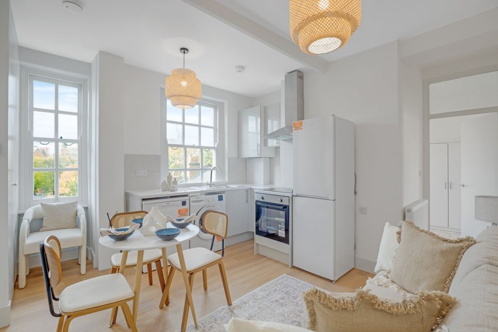 Property photo 2 of 25