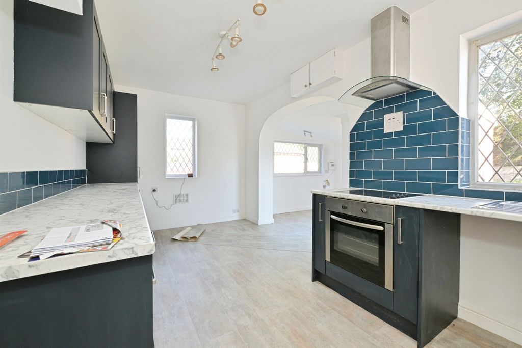 Property photo 2 of 27