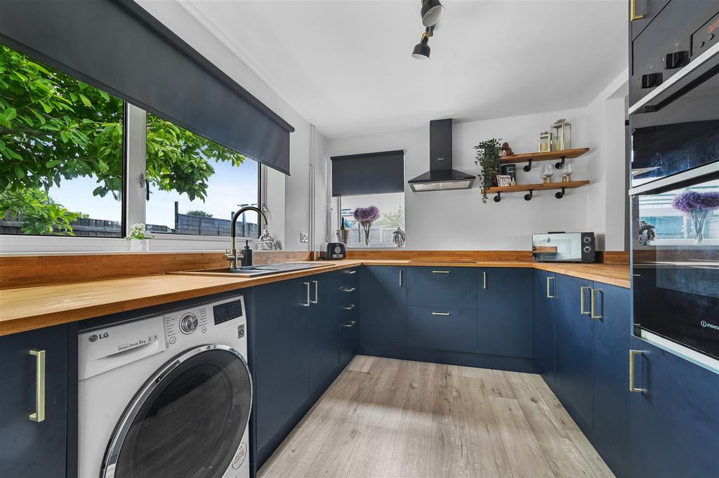 Property photo 2 of 14 Kitchen