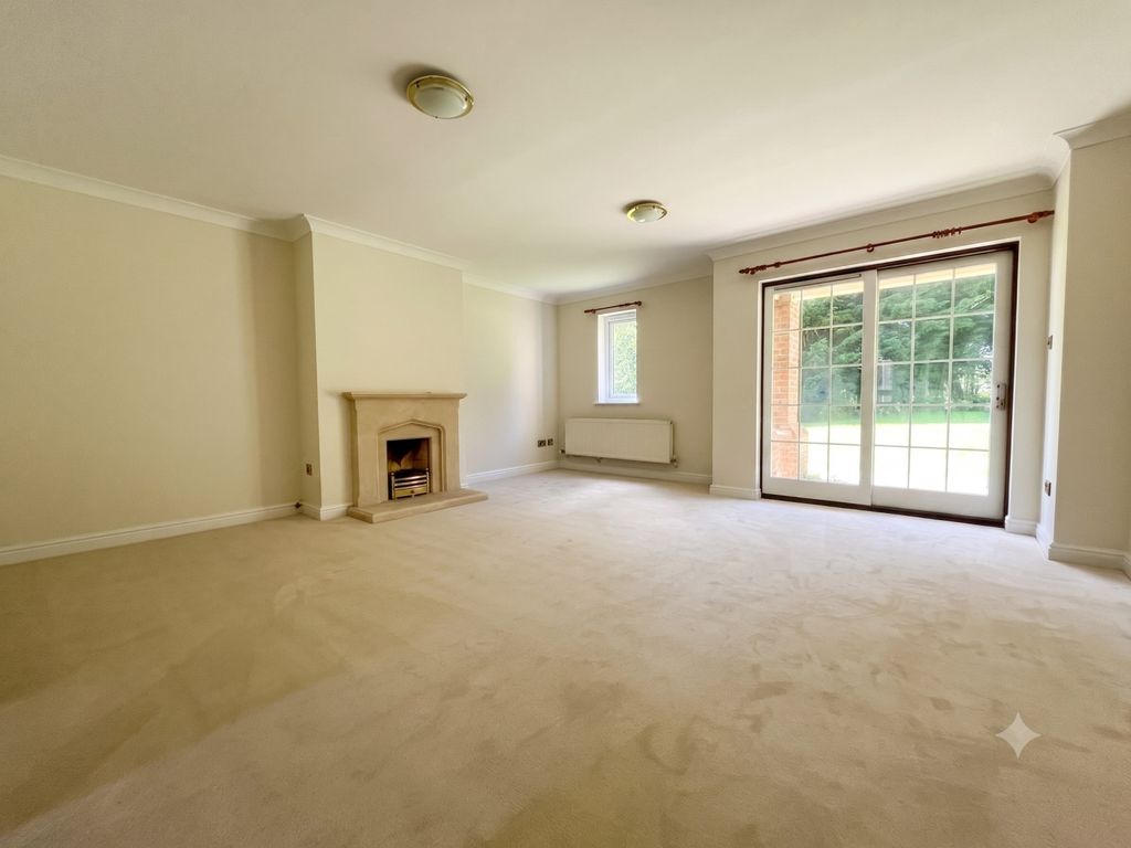 Property photo 2 of 14 Lounge3