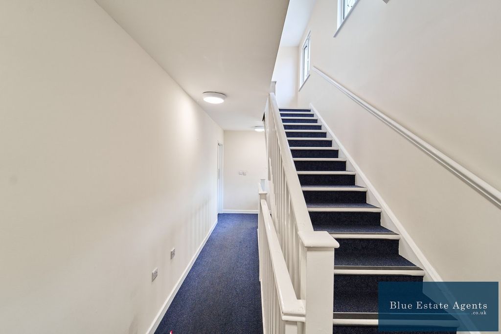 Property photo 2 of 20 Communal Entrance