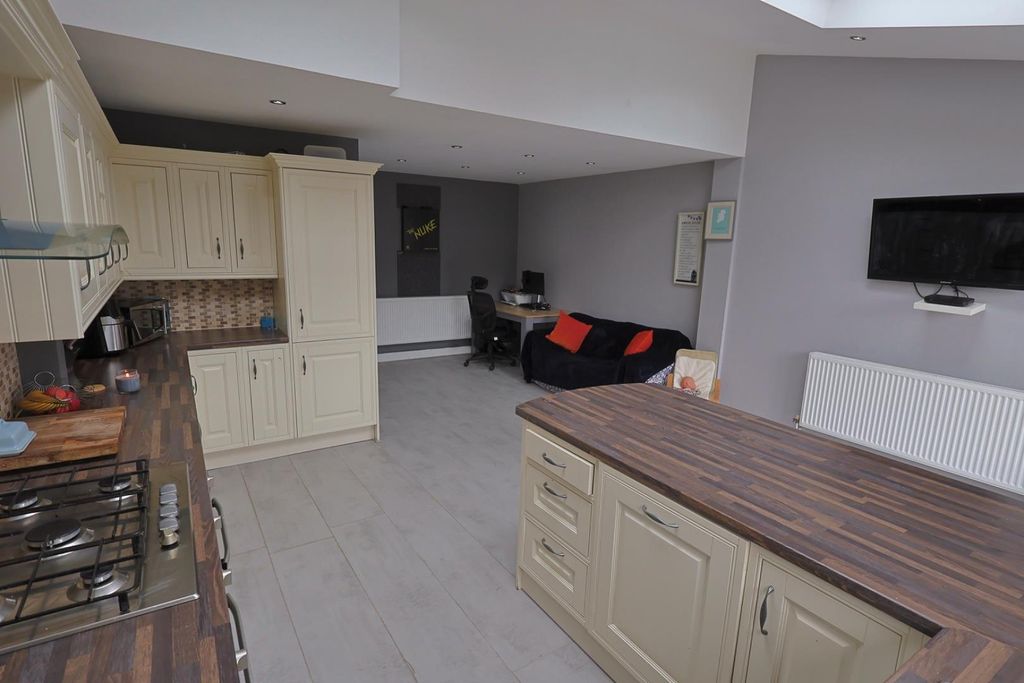 Property photo 3 of 16 Kitchen Diner