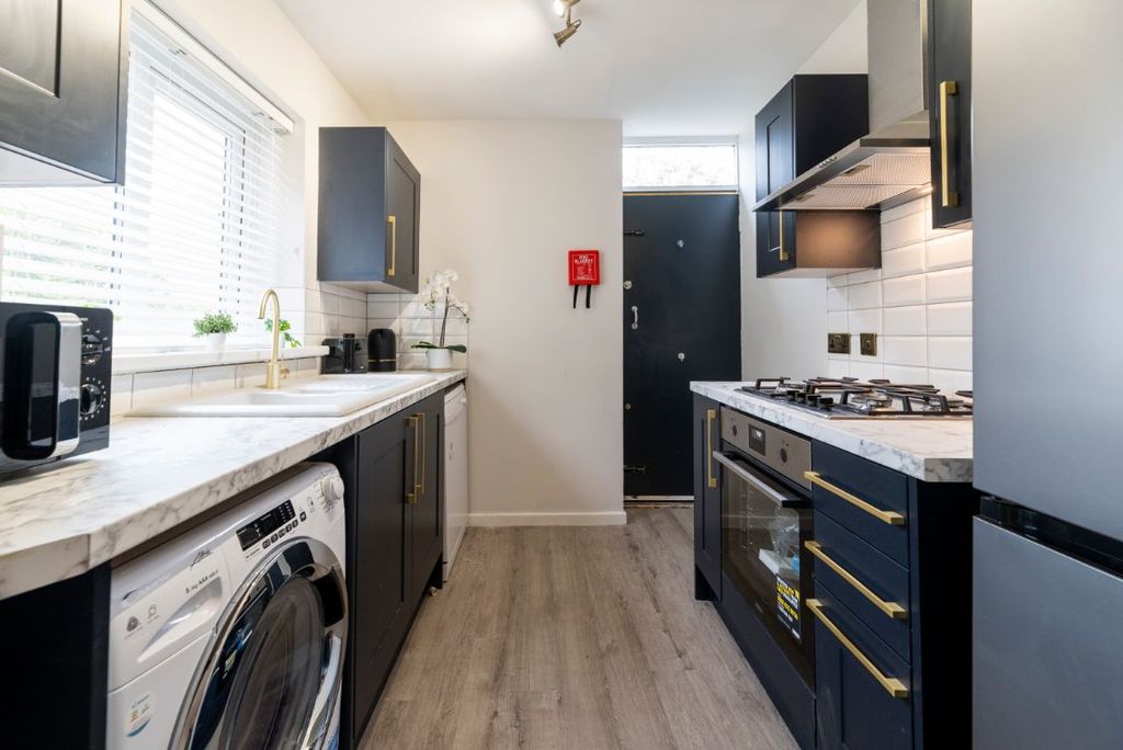 Property photo 2 of 10 19Sr - Kitchen