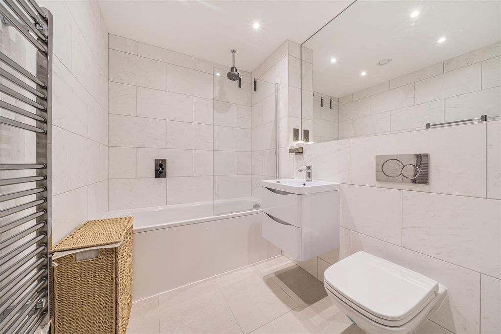 Property photo 3 of 15 Bathroom.Jpg