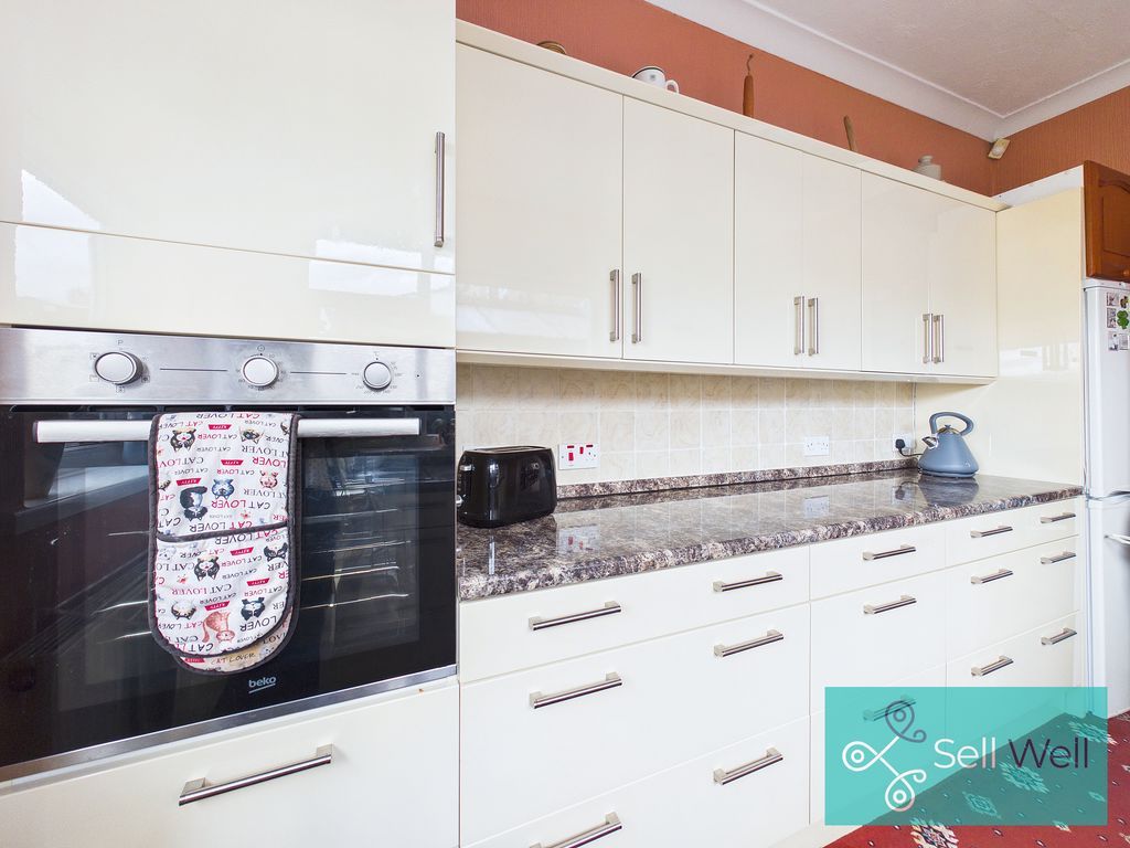 Property photo 2 of 21 Kitchen