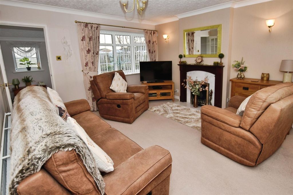 Property photo 2 of 27 18B01Dda-Lounge 20Over.Jpg