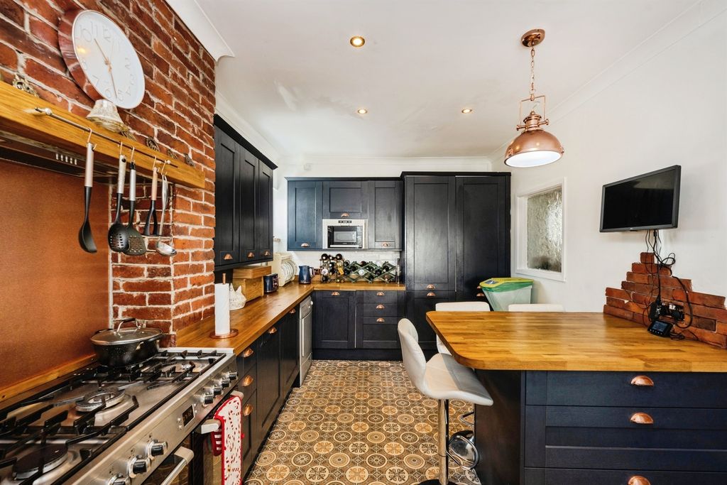 Property photo 2 of 17
