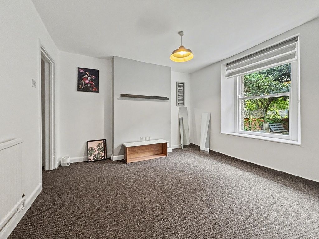 Property photo 2 of 11 Spacious Bright Living Area With Garden Views...