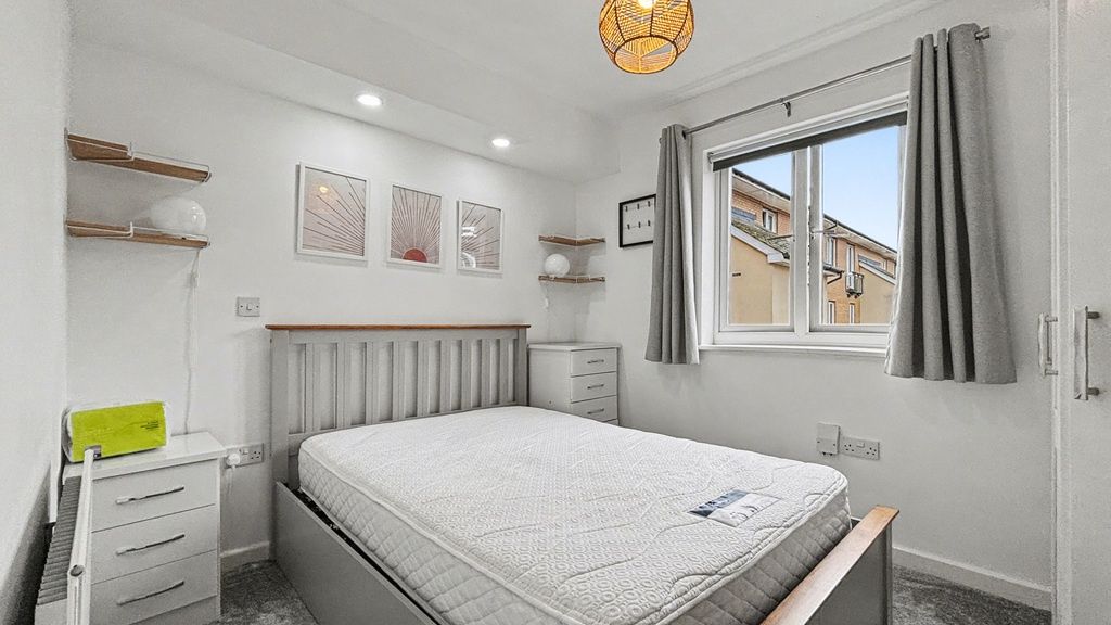 Property photo 2 of 13 Modern Double Bedroom With Bright Natural Light...