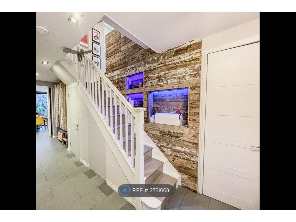 Property photo 2 of 31 Entrance Hall