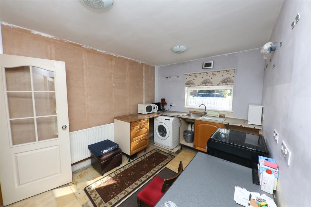 Property photo 3 of 12 Kitchen