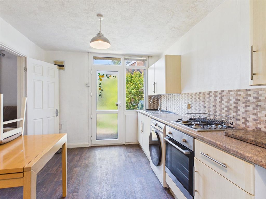 Property photo 3 of 11 Kitchen