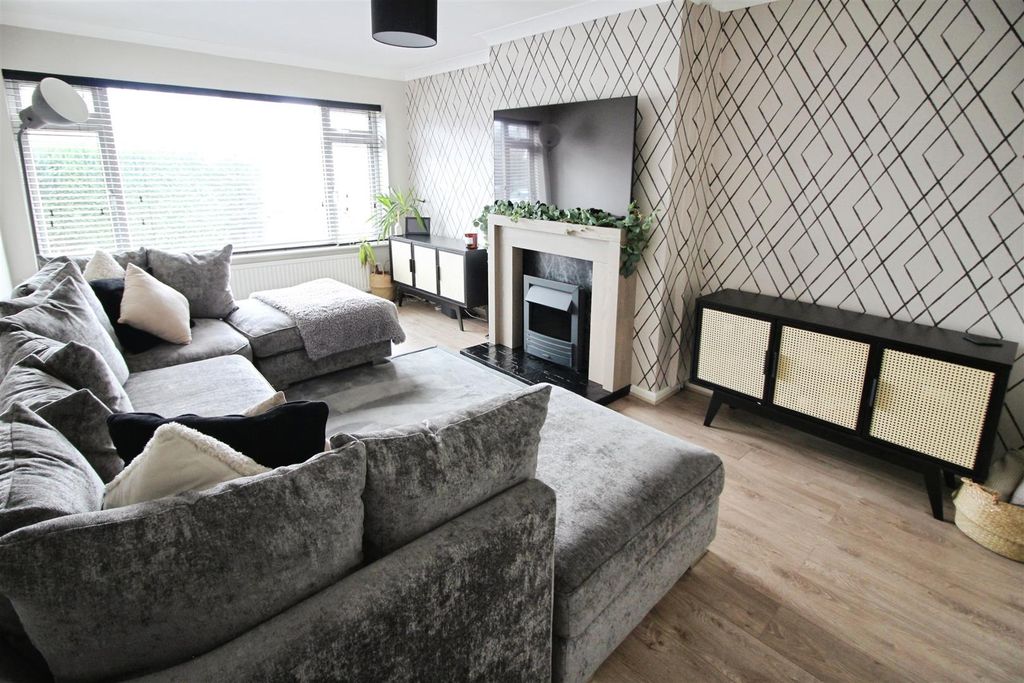 Property photo 2 of 21 Lounge