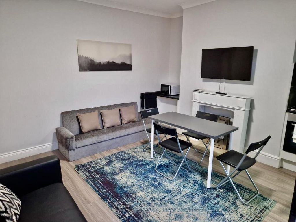 Property photo 1 of 10 Lounge