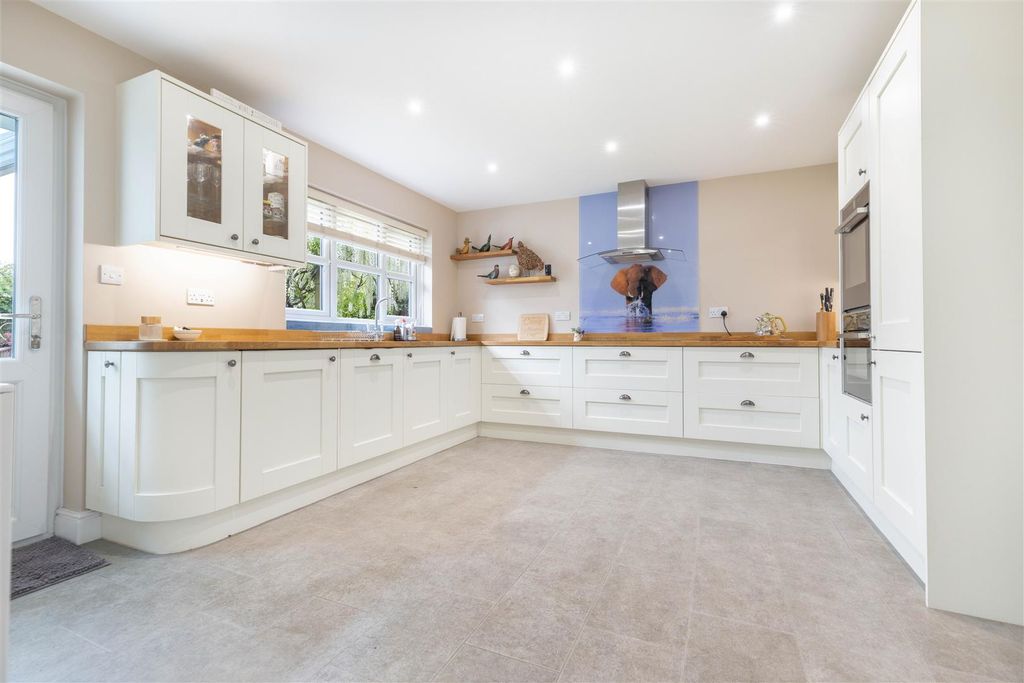 Property photo 2 of 31 825A0723-Hdr.Jpg