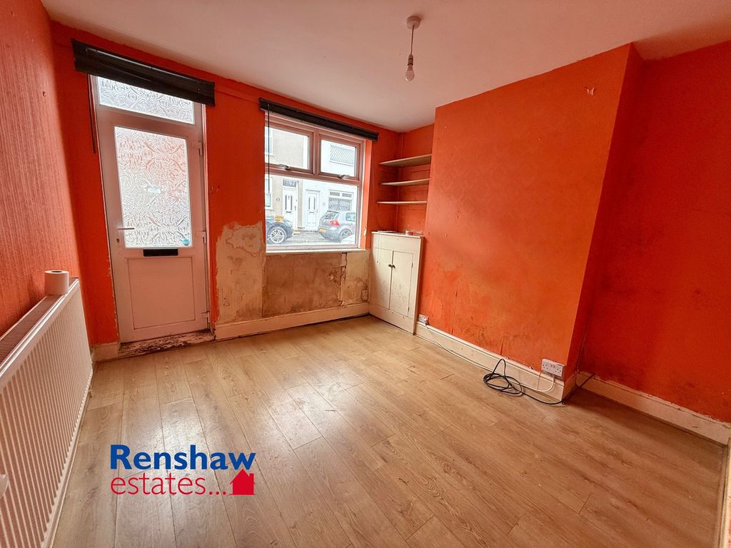 Property photo 3 of 9 L