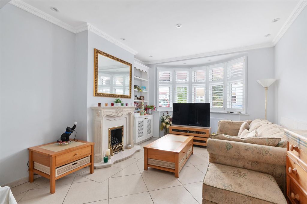 Property photo 2 of 12 Hillfield Avenue