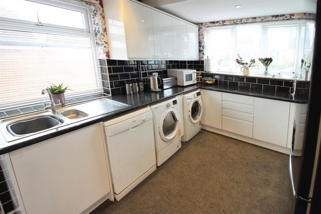 Property photo 3 of 18 Fitted Kitchen