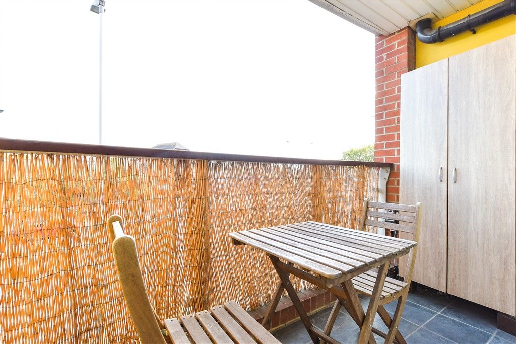 Property photo 2 of 11 Balcony / Terrace *