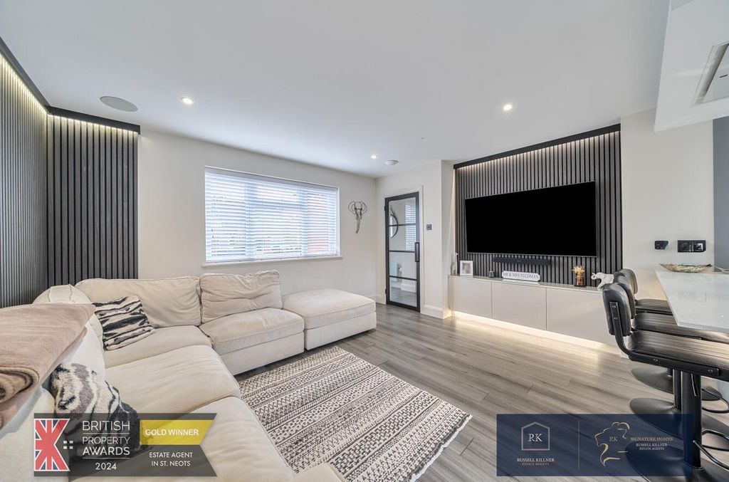 Property photo 3 of 19 Lounge Area.