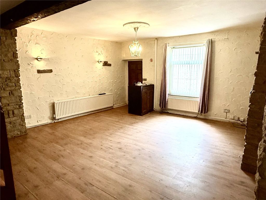 Property photo 3 of 17 Lounge