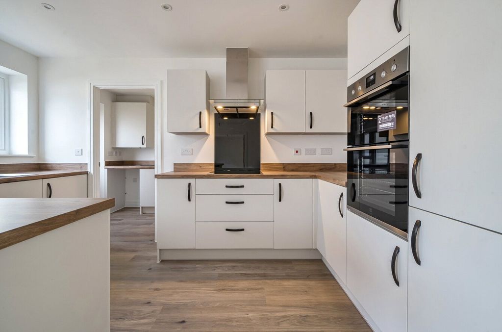 Property photo 3 of 10 Kitchen