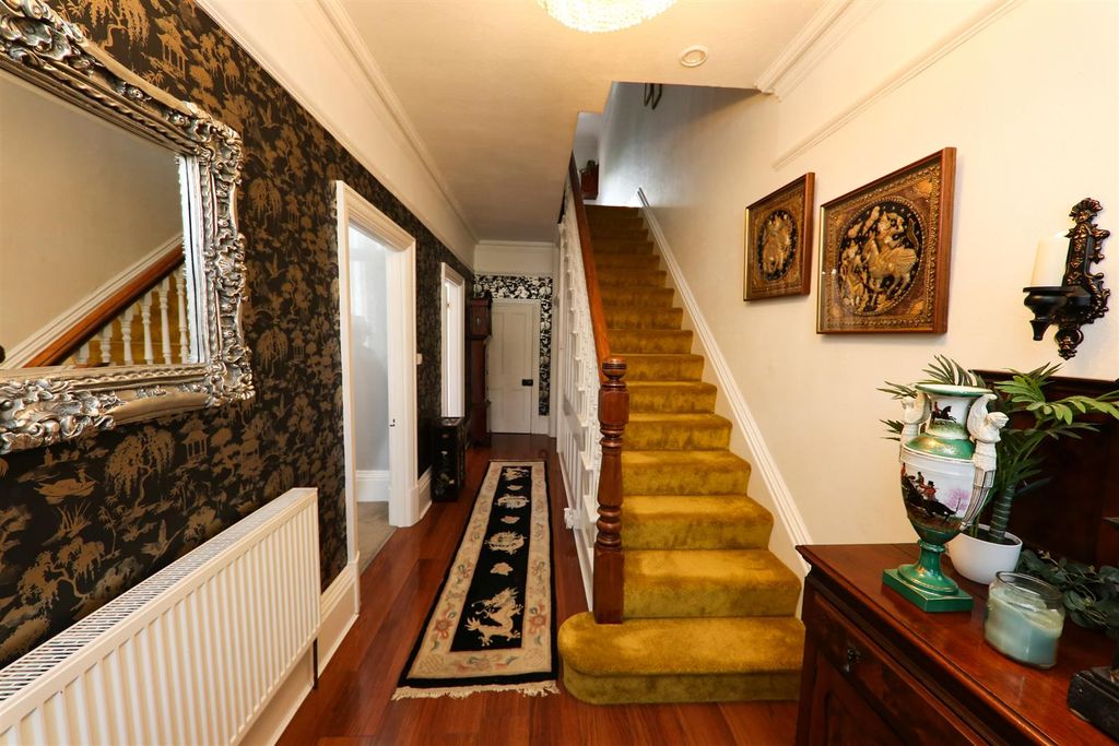 Property photo 3 of 34 Entrance Hall