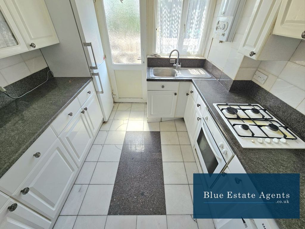 Property photo 1 of 10 Kitchen