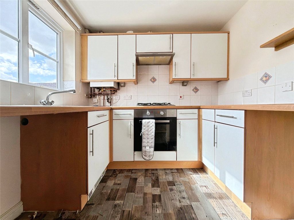 Property photo 3 of 10 Kitchen