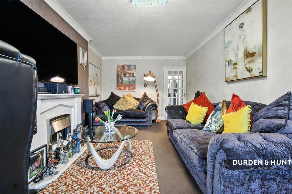 Property photo 3 of 28 Thorncroft