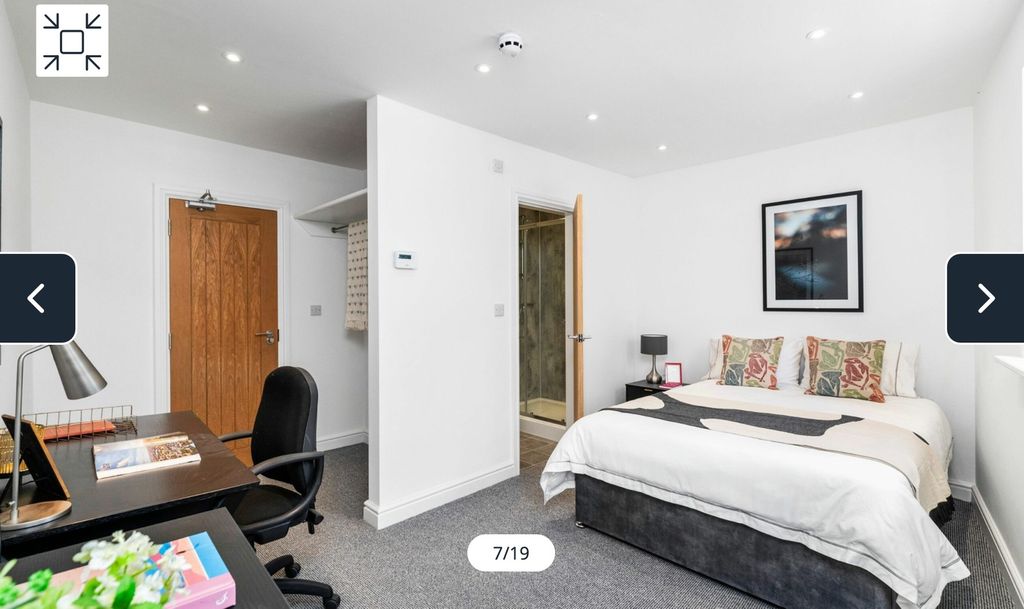 Property photo 3 of 9 A Bright And Spacious Large Double Bedroom Featuri...