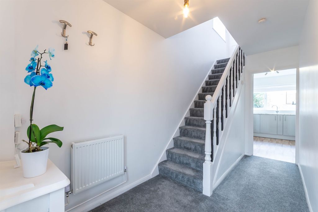 Property photo 3 of 16 Entrance Hall