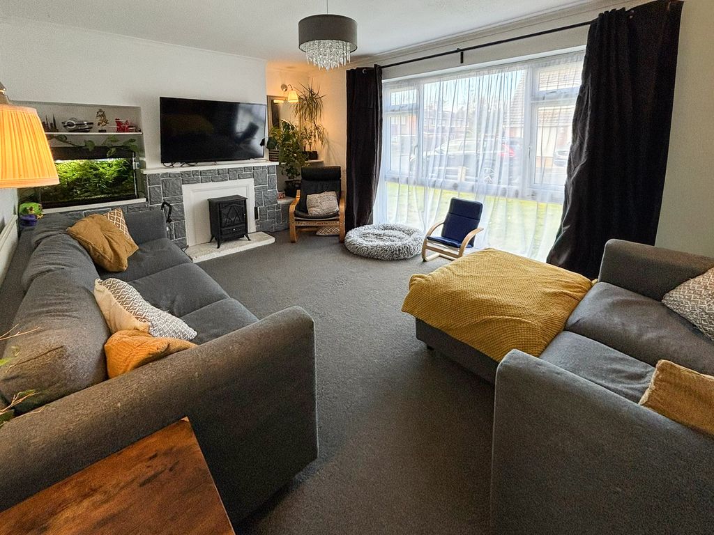 Property photo 2 of 11 Lounge