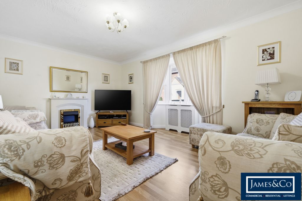 Property photo 2 of 13 10Maplewayh