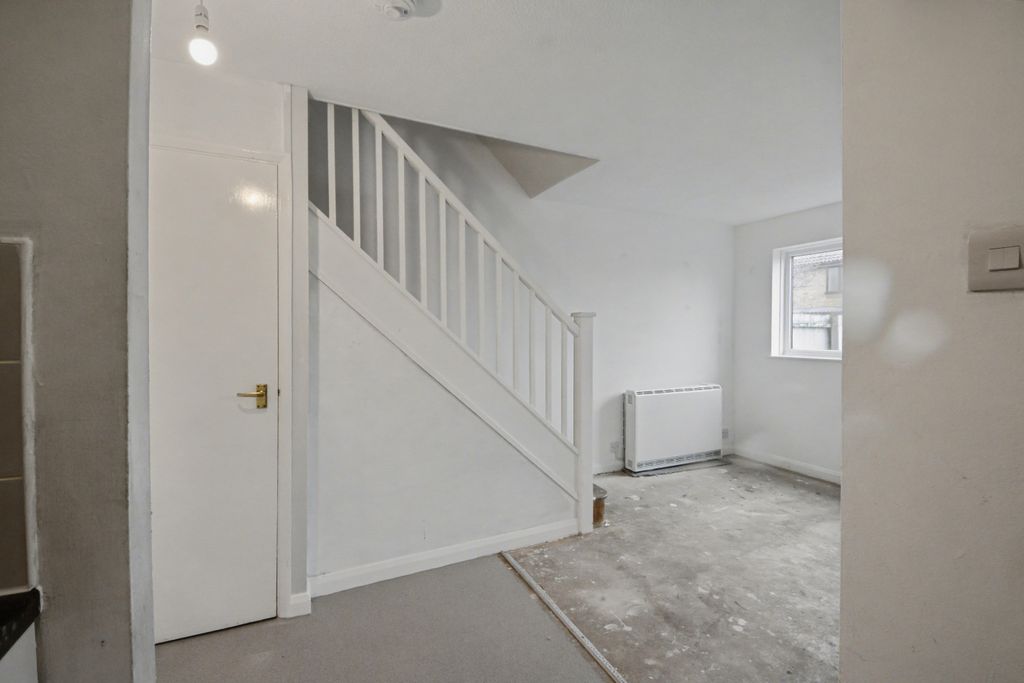 Property photo 2 of 10 13 Aspen Close, Rushden, Northants, Nn10 9Bx