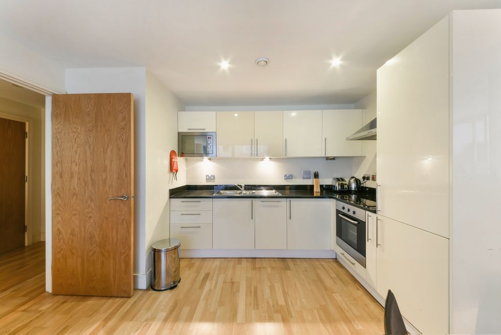 Property photo 3 of 10 Kitchen