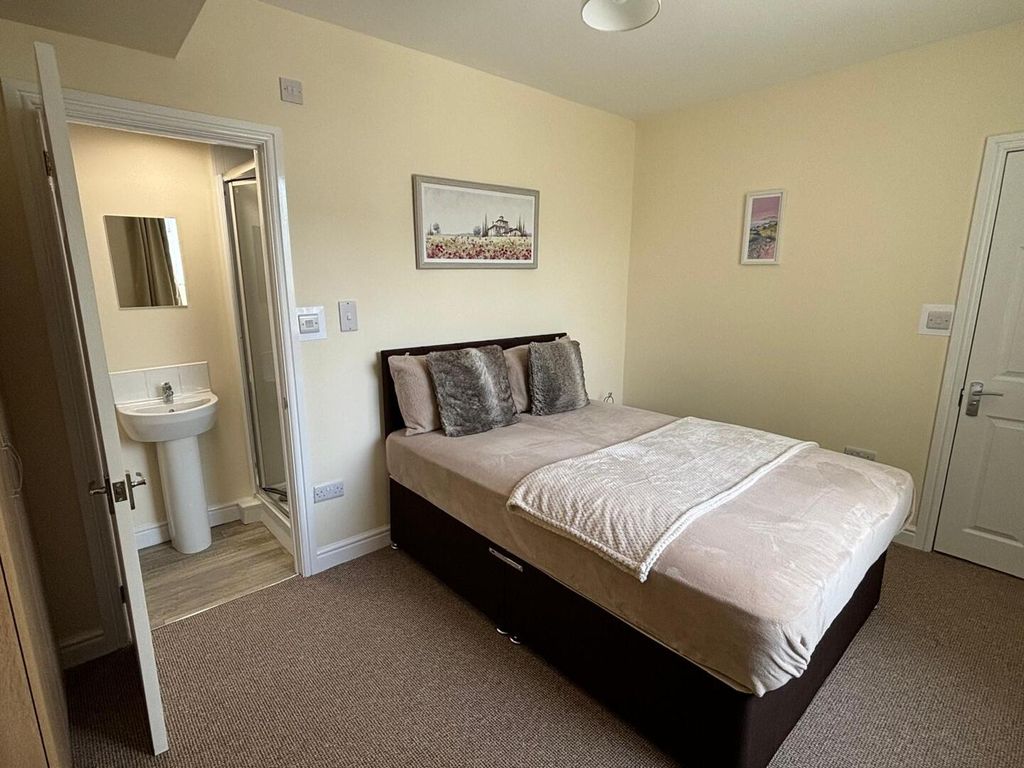 Property photo 2 of 8 Bedroom