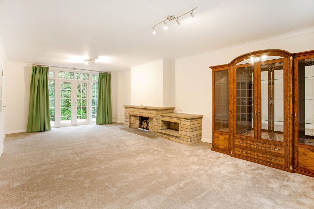 Property photo 2 of 21 19 Church Meadow 269