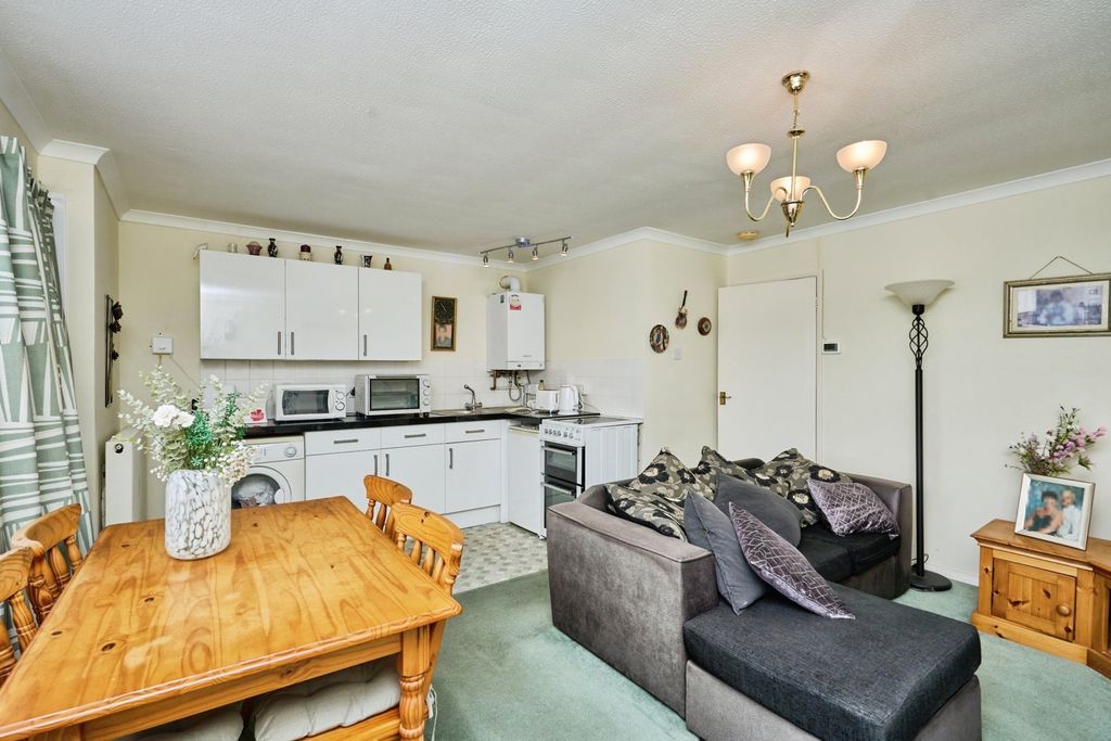 Property photo 3 of 11 Lounge