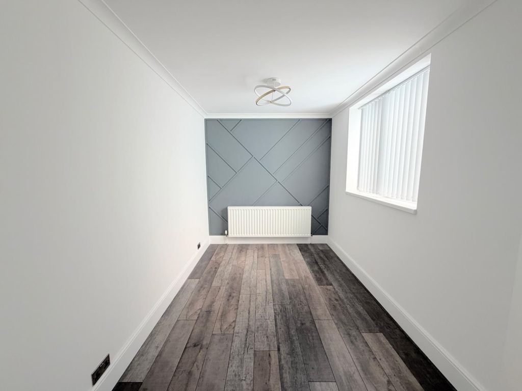 Property photo 3 of 11 Dining Room