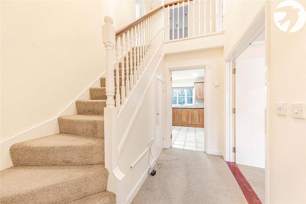 Property photo 3 of 35 Entrance Hall