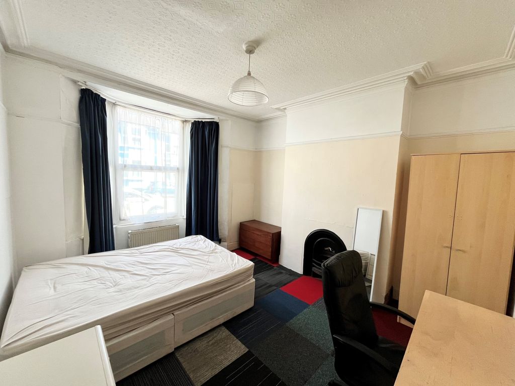 Property photo 1 of 13 Five Bedroom Terrace House