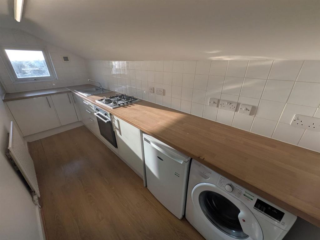 Property photo 2 of 9 Kitchen