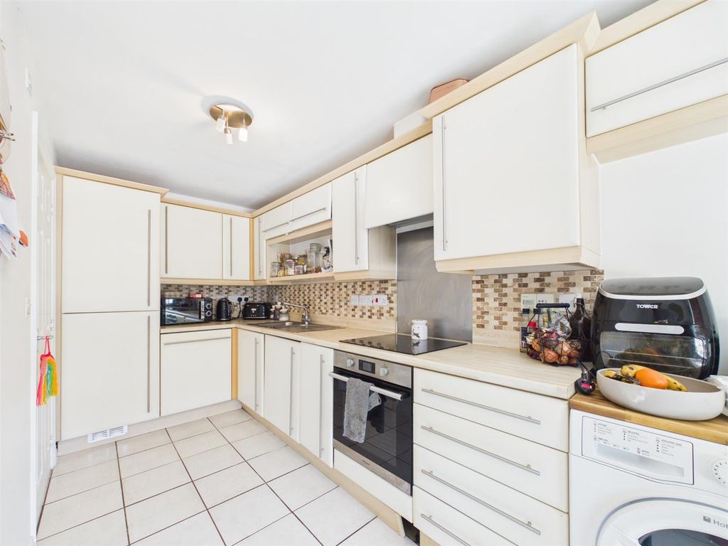 Property photo 3 of 14 Kitchen