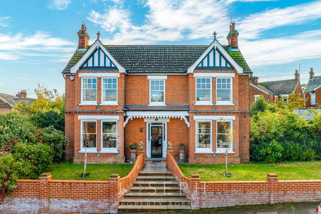 Property photo 1 of 28