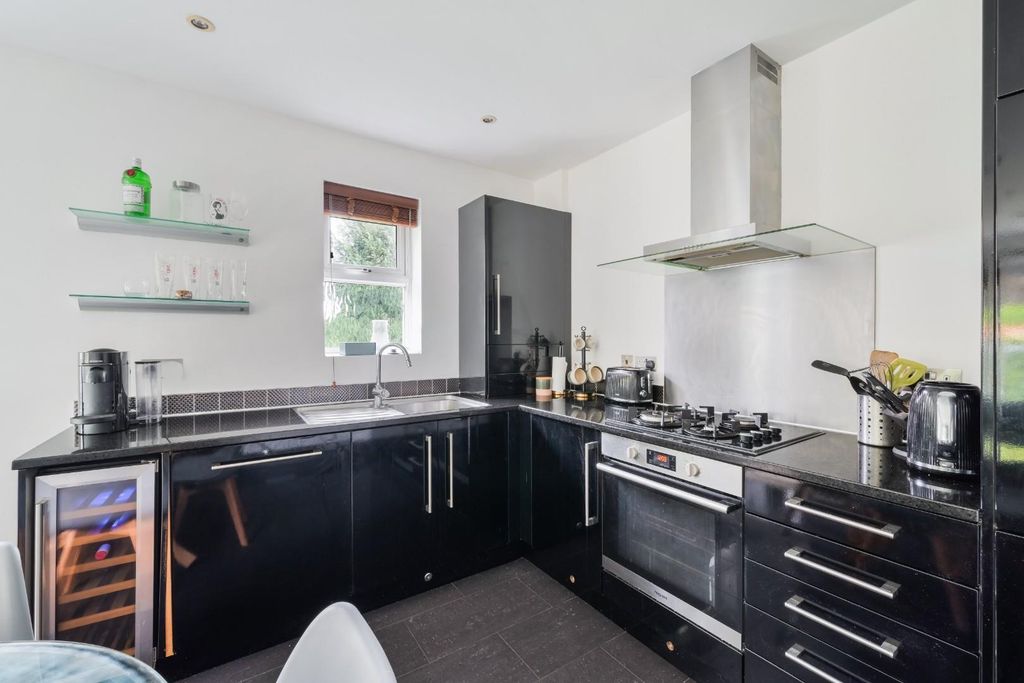 Property photo 3 of 10 Chesham Heights