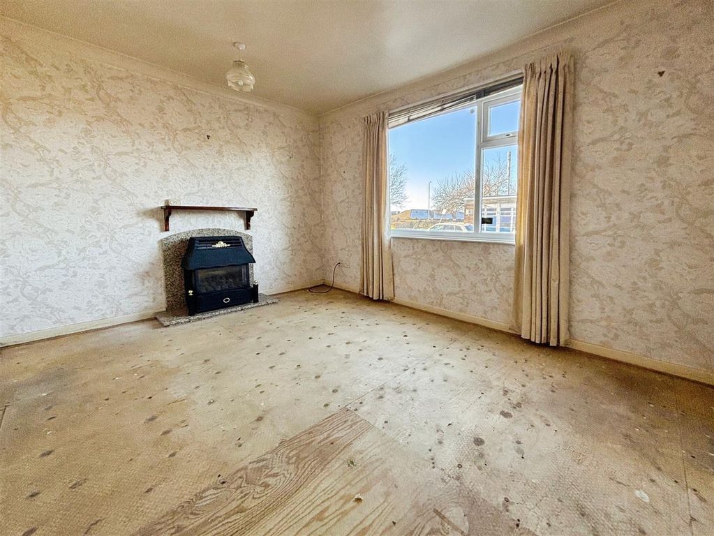 Property photo 2 of 12 Lounge